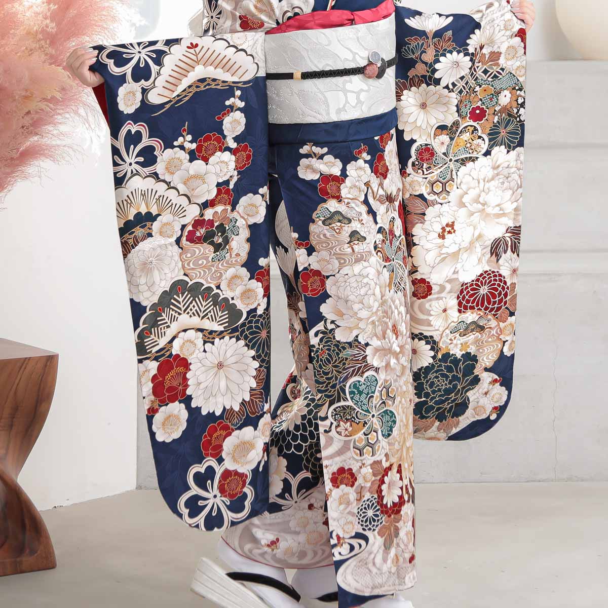 濃紺 流水菊牡丹（【振袖・袋帯・長襦袢のセット商品】） | FURISODE