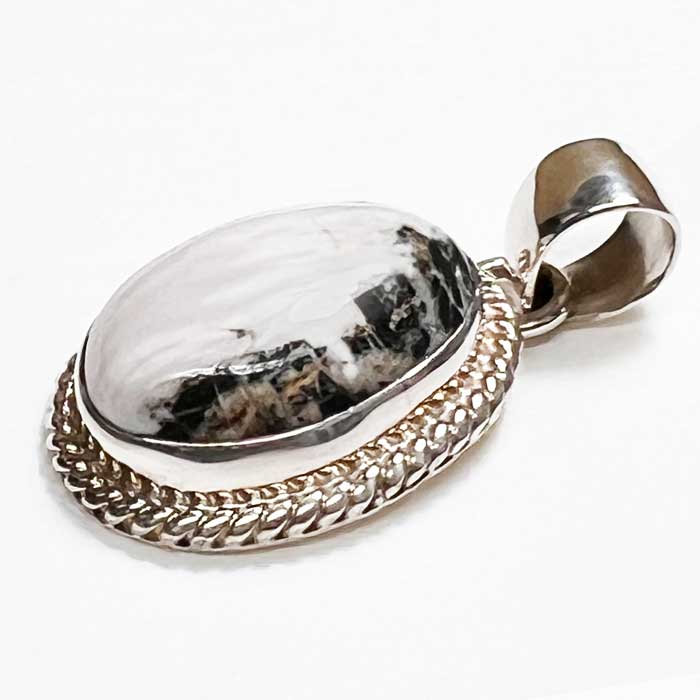 インディアンジュアリー ナバホ族 ホワイトバッファロー ペンダント