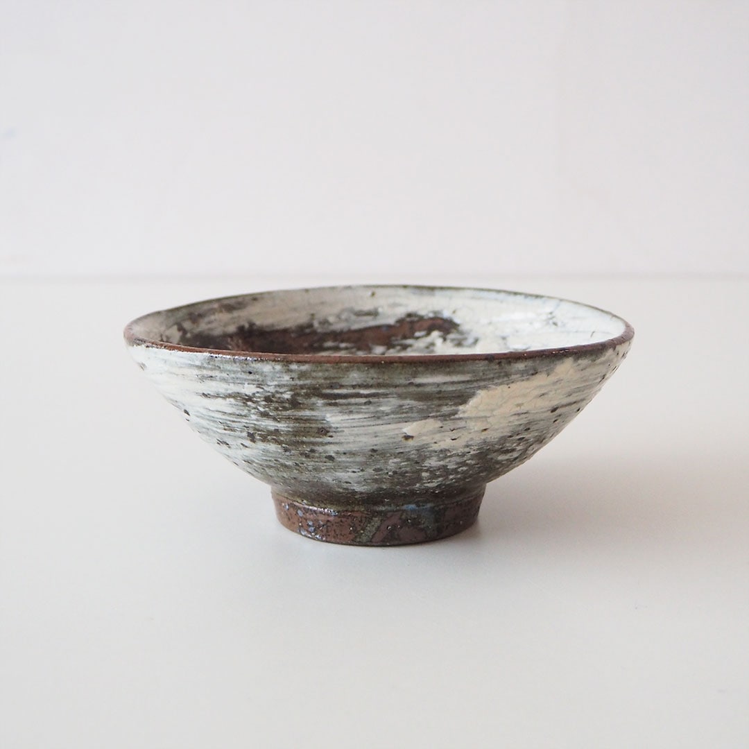 刷毛目/唐津茶碗/中 | 唐津焼 雅樂窯 ( うたがま ) | 糸島くらし×ここ