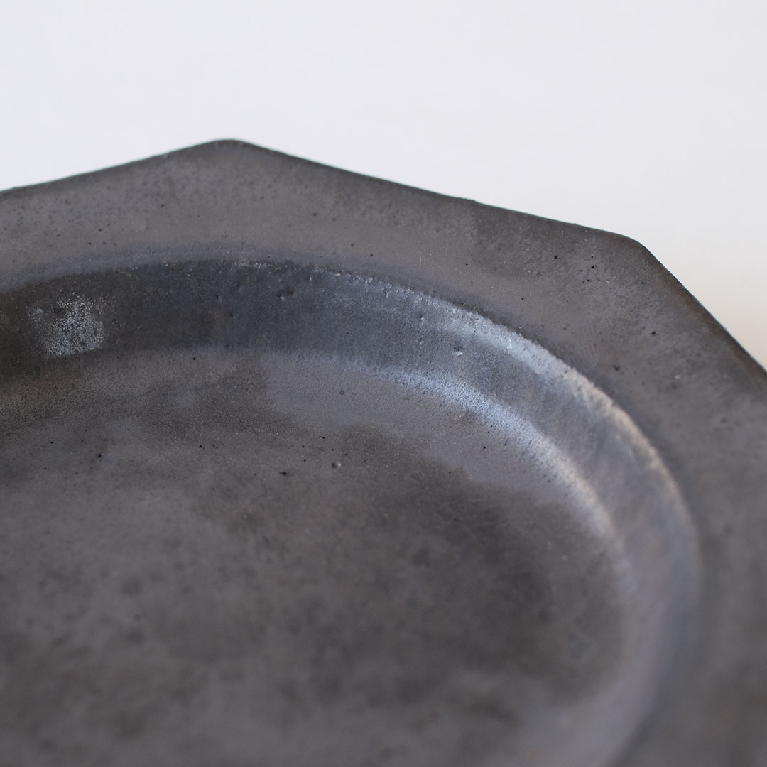 平安端祥 ？ 陶器製彫刻模様大皿 中古 平安端祥 ？ 陶器製彫刻模様大皿