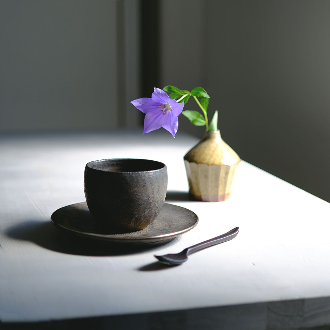 黒金彩/5寸皿 | 唐津焼 雅樂窯 ( うたがま ) | 糸島くらし×ここのき