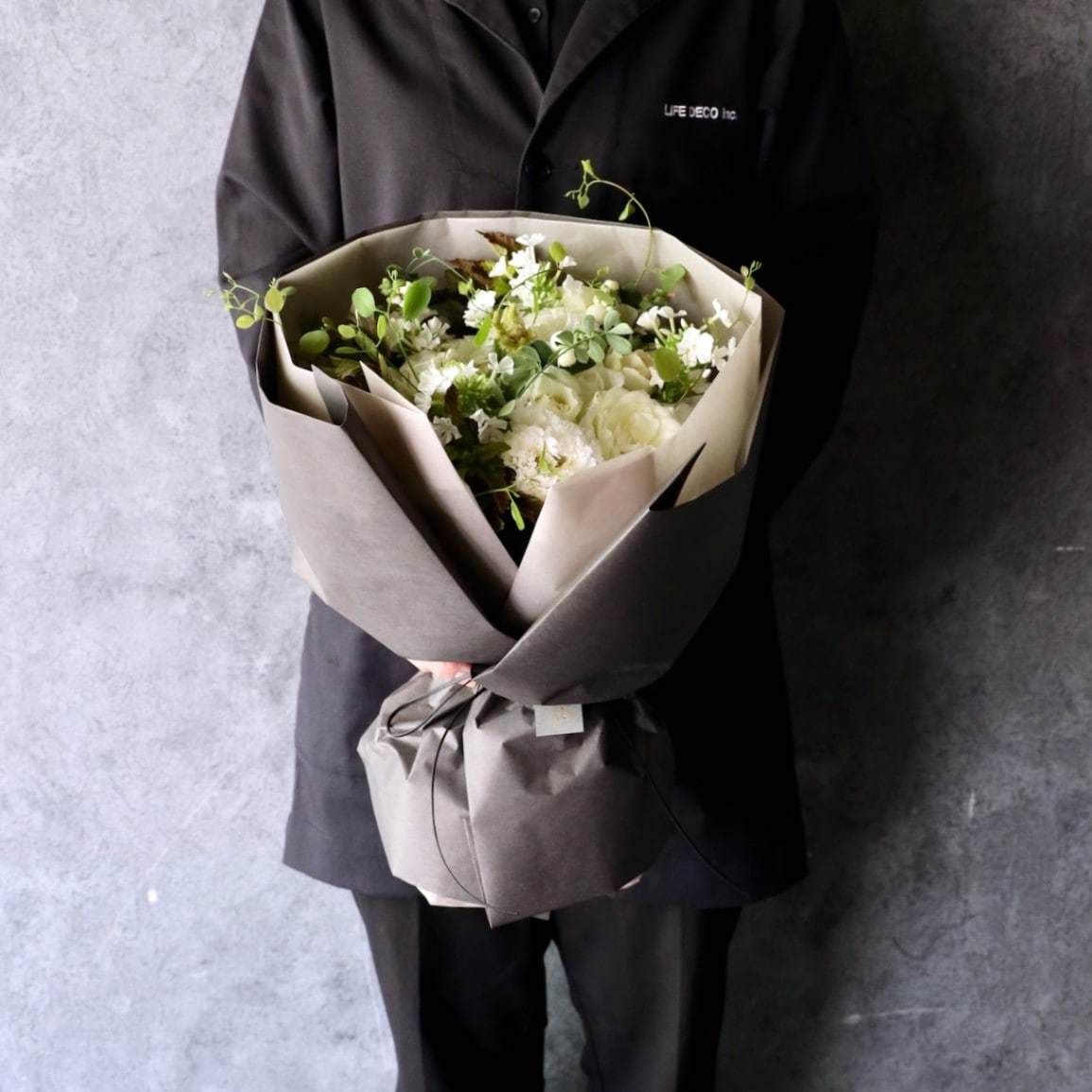 特選花束M「翁茶 okinacha」ホワイトに穏やかな差し色を添えて