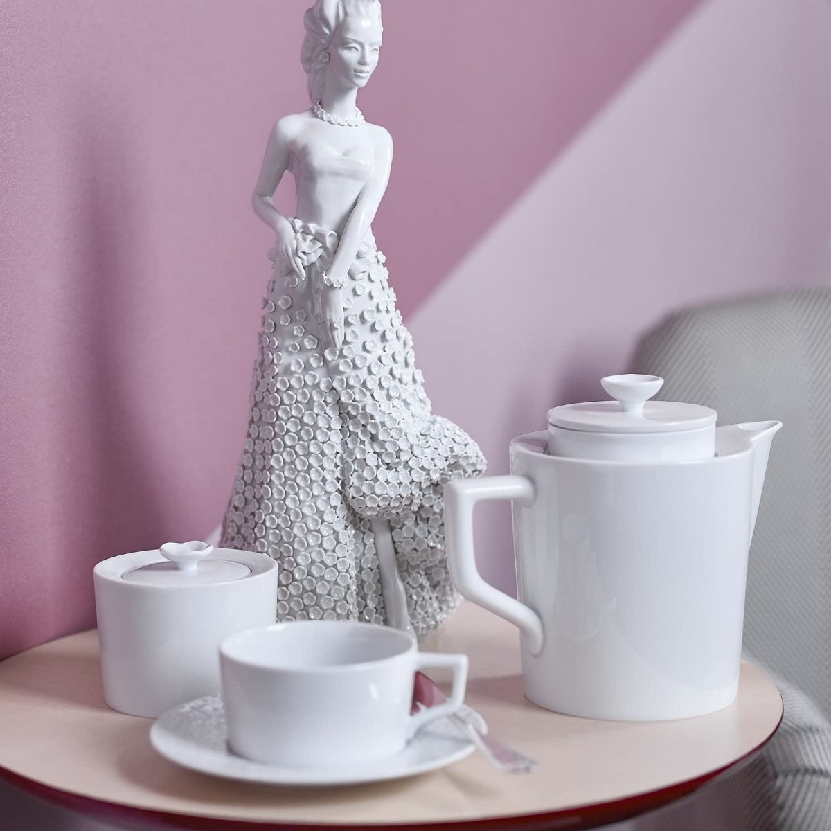 アンティークドイツ 18世紀初期マイセン希少ARⅢポーセリン人形 ポット