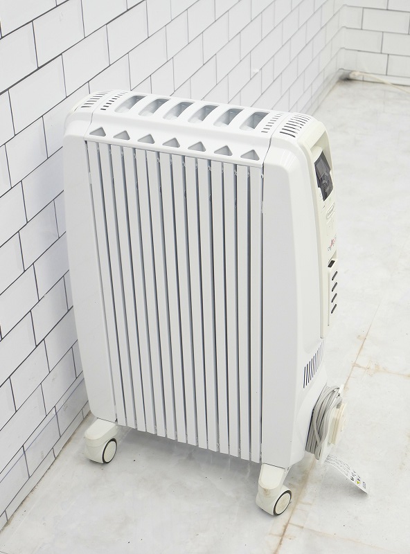 デロンギ製 年式不明中古オイルヒーター TDD0712W