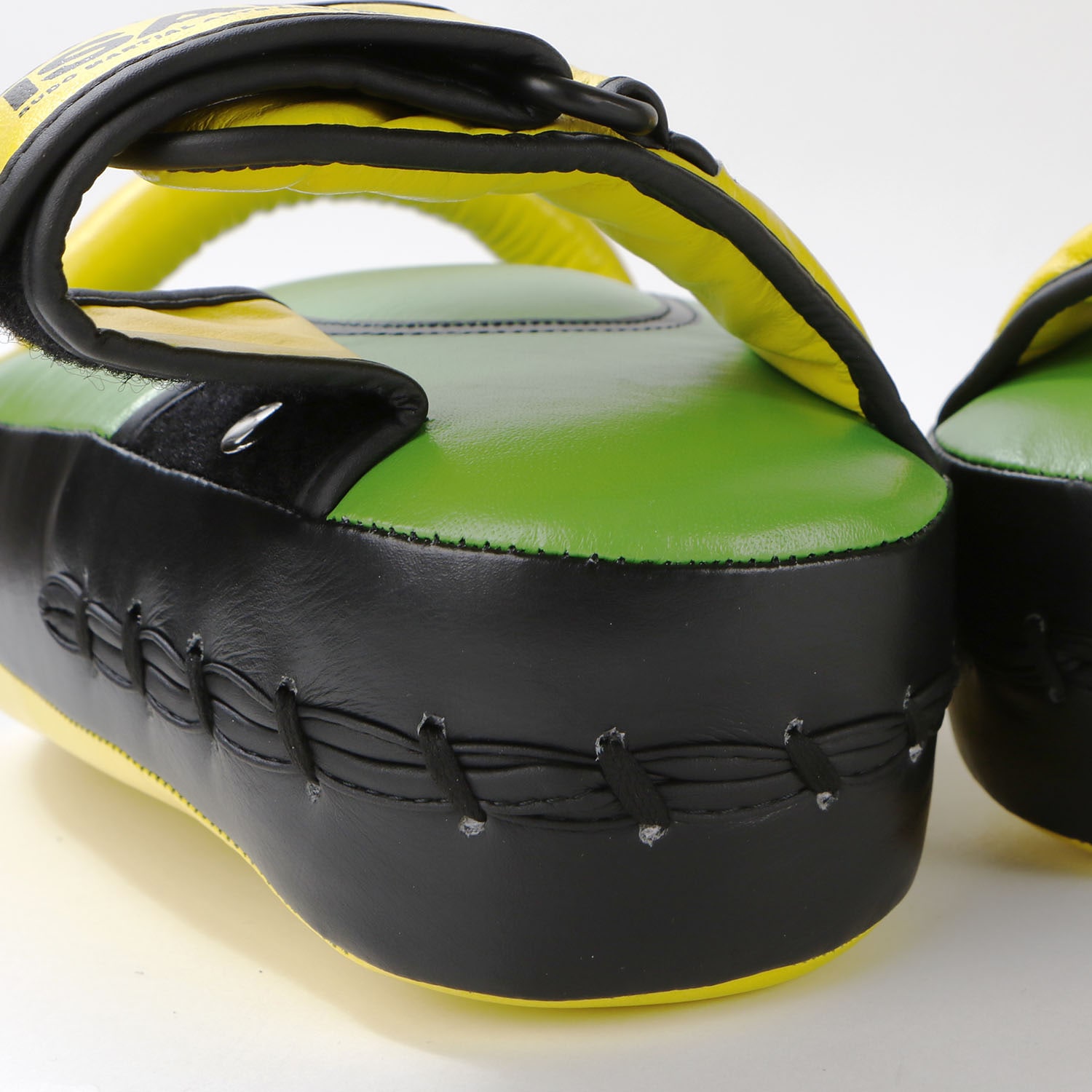 キックミットNS(2個1組) | 新商品 | ISAMI(イサミ) |格闘技 武道具用品