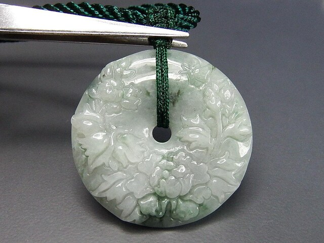 綺麗ひすい本翡翠ジェダイト花彫り平安扣ペンダント紐ネックレス