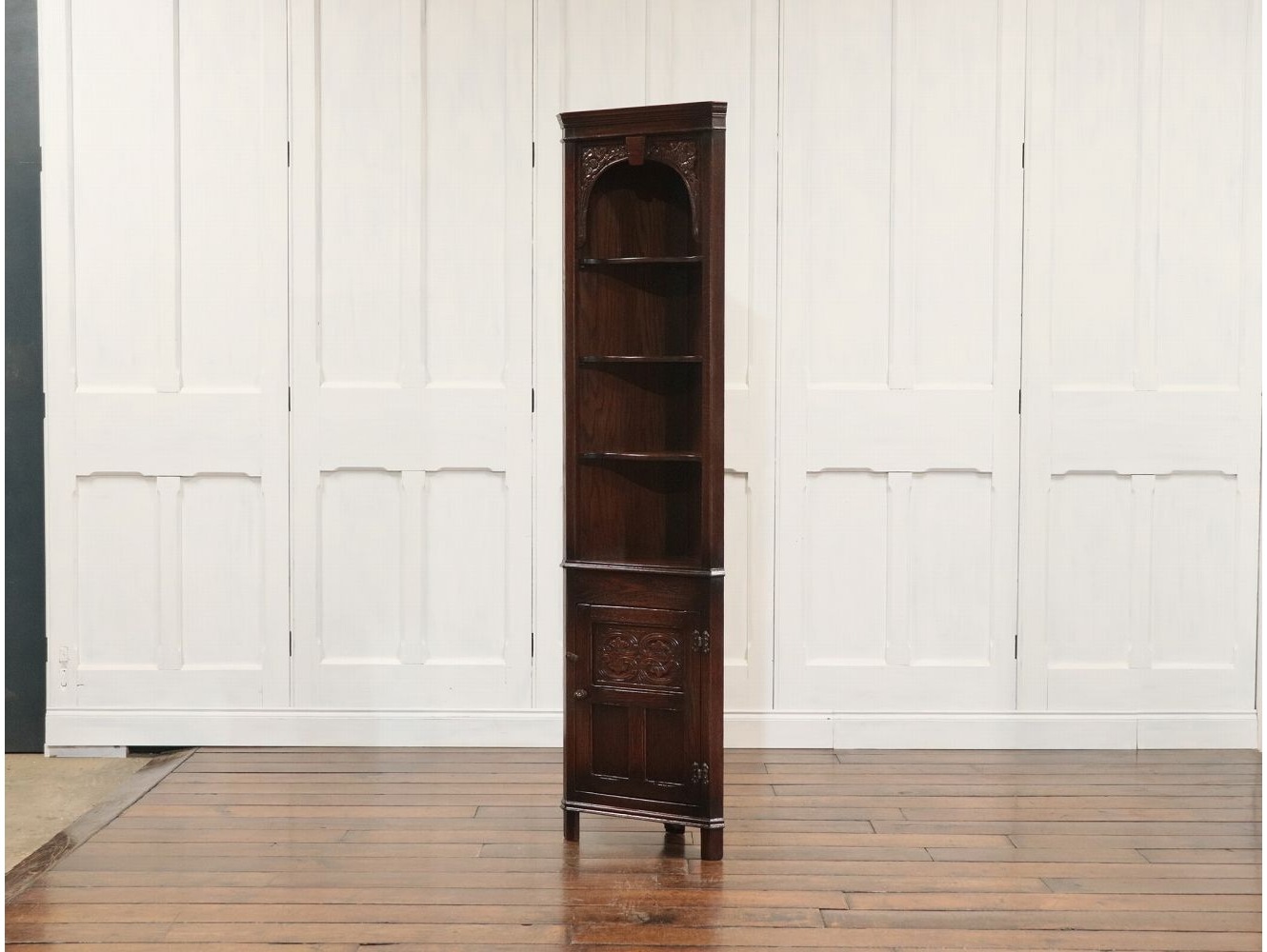 お買い得】【アンティーク家具】イギリス製 コーナーキャビネット 鍵付き