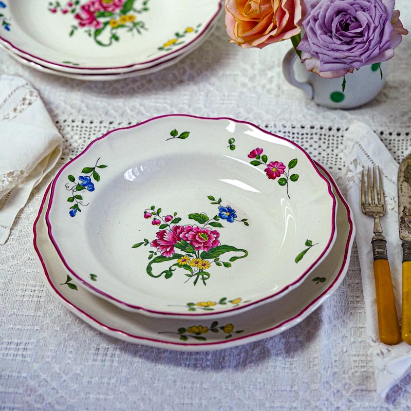 手描きのお花が可愛いサンタマン Vieux Sanit Amand の平皿と深皿