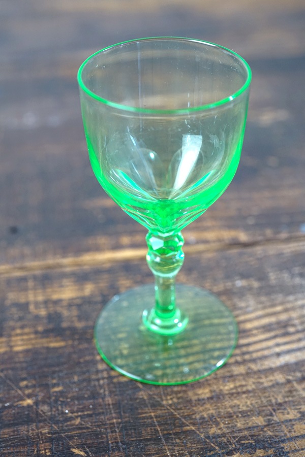 1930年代 ボヘミア製 ウランガラス・ワイングラス（花びら＆ダイヤ