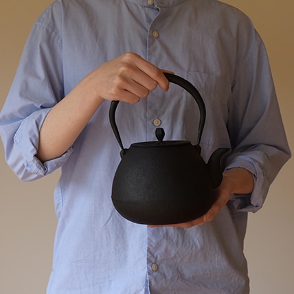 釜定　鉄瓶　秋の実　肌　新品　南部鉄器 鉄瓶・秋の実 肌 釜定 工房 南部鉄器 / 釜定工房 鉄瓶 : AKI interior