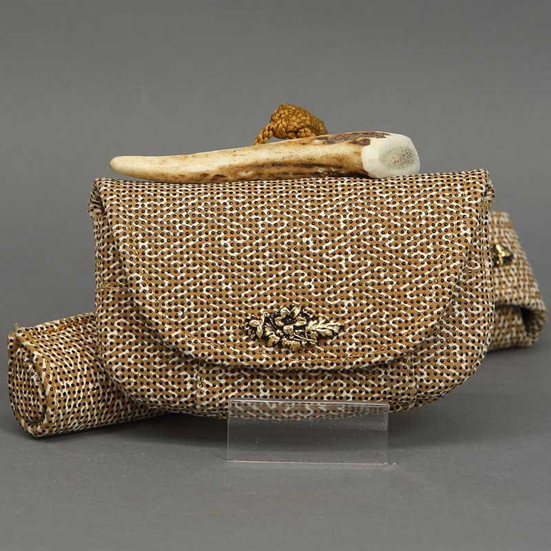 叺（カマス）煙管・刻み煙草入れ【印傳｜紗綾型・金茶】祭用品専門店