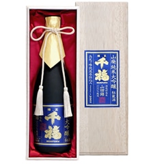 日本酒の古酒。長期低温熟成させた蔵元秘蔵の純米大吟醸古酒。山廃純米