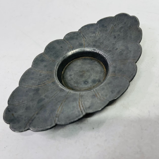 古錫 錫製 茶托 五客 唐物 中国 金属製 花弁形状 皿 風景彫刻付き 古錫