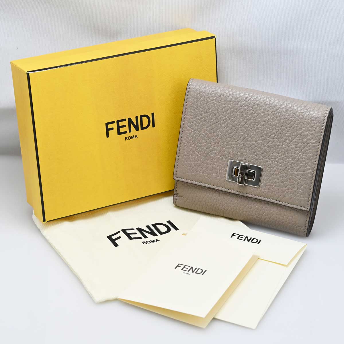 フェンディ FENDI セレリア ピーカブー 二つ折り財布 レザー 8M0438