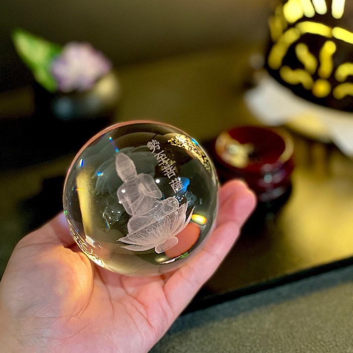 レーザー彫水晶 勢至菩薩 10y5-1 水晶 レーザー 木製台座付き 3D 開運