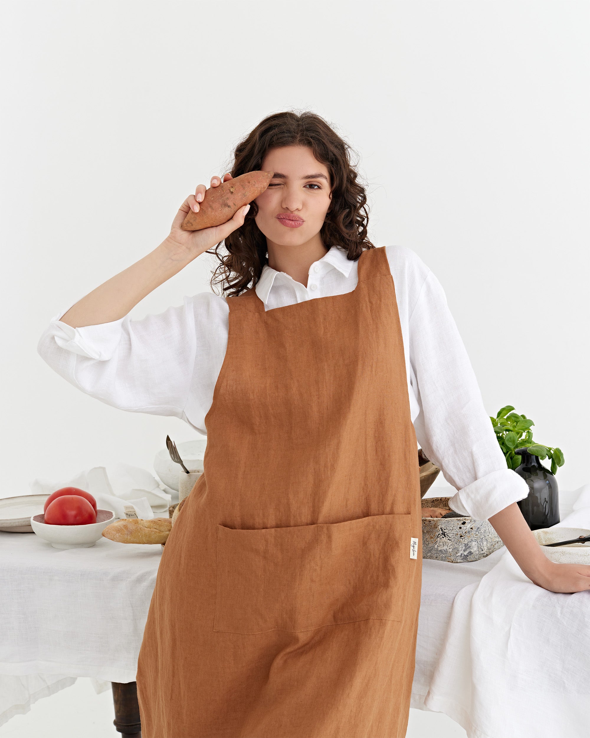 Pinafore cross-back linen apron in Cinnamon | MagicLinen