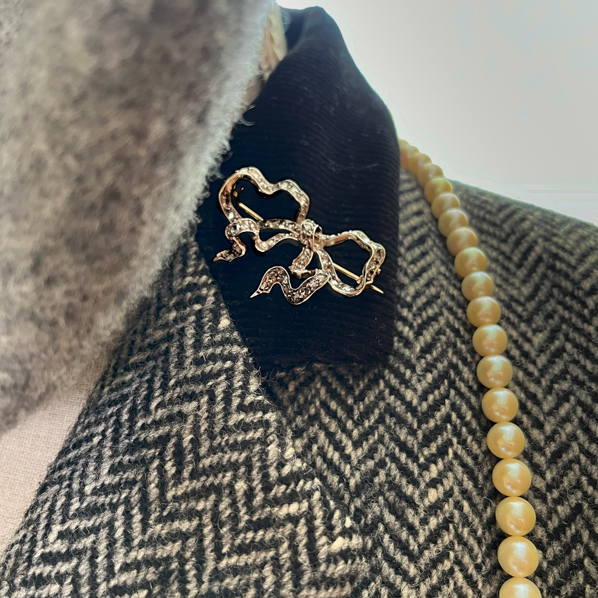 アンティーク ローズカットダイヤモンドのリボンブローチ