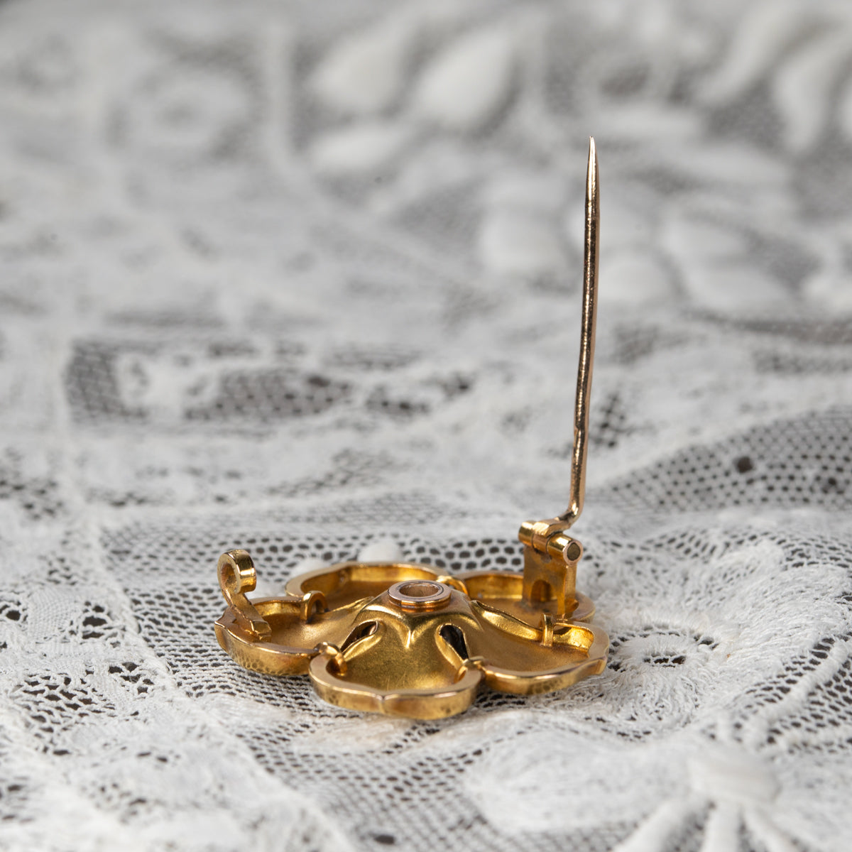 アンティーク ルビーとダイヤモンドのフラワーゴールドブローチ