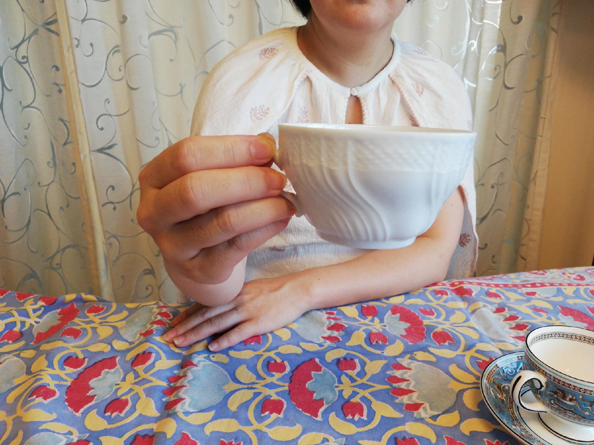 片手で持てない湯呑み 両手でもちょっと大変