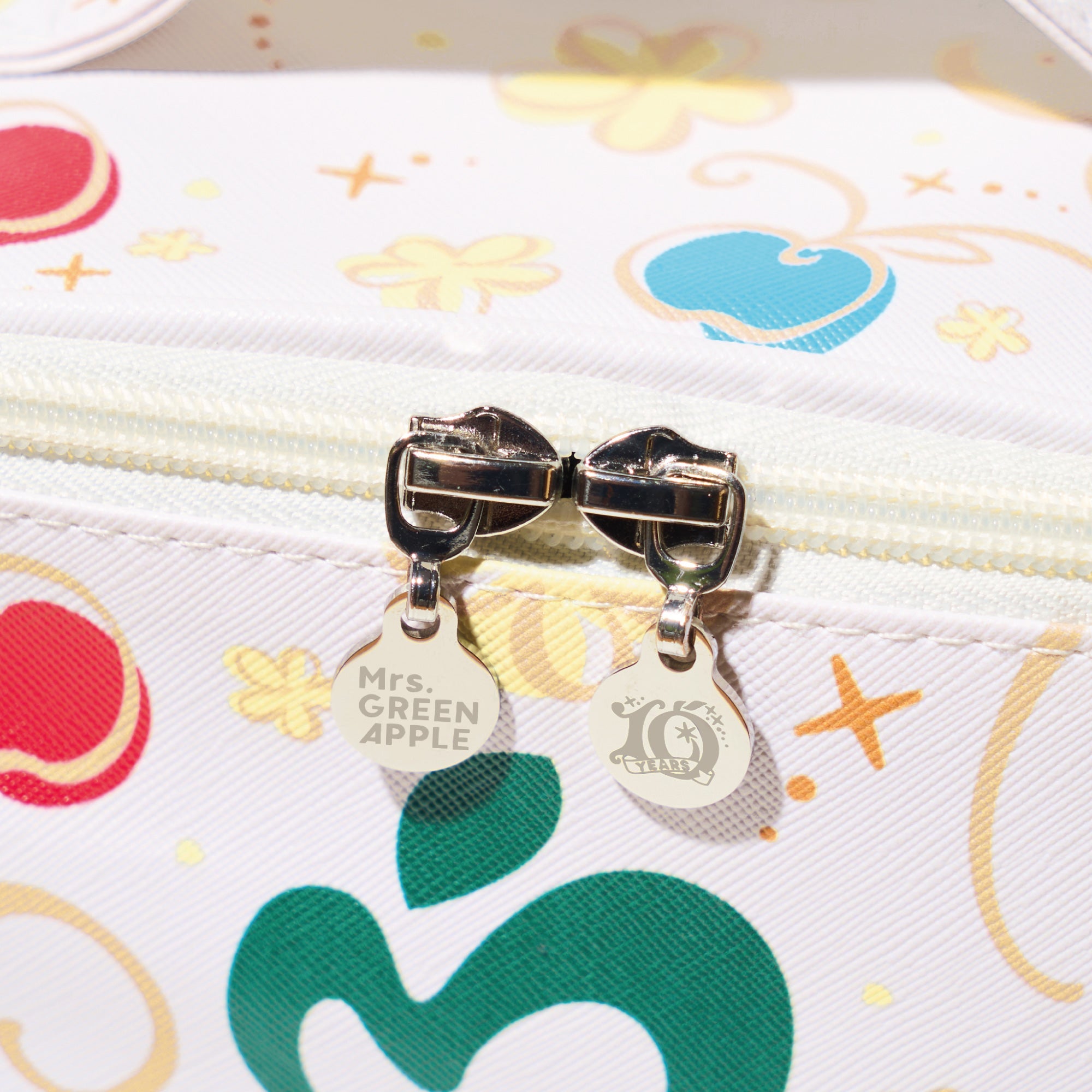 MAGICAL 10 YEARS LANDMARK バニティポーチ – Mrs. GREEN APPLE