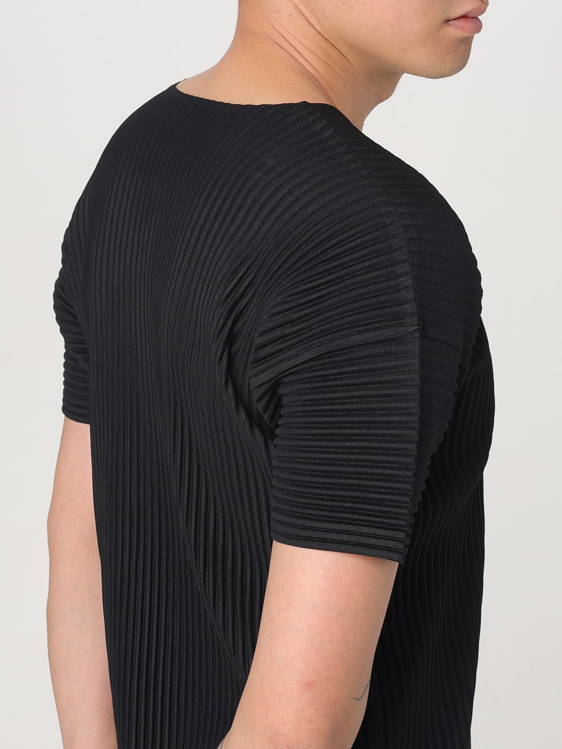 Homme Plisse' Issey Miyake T-shirt men - Black | HP56JK520