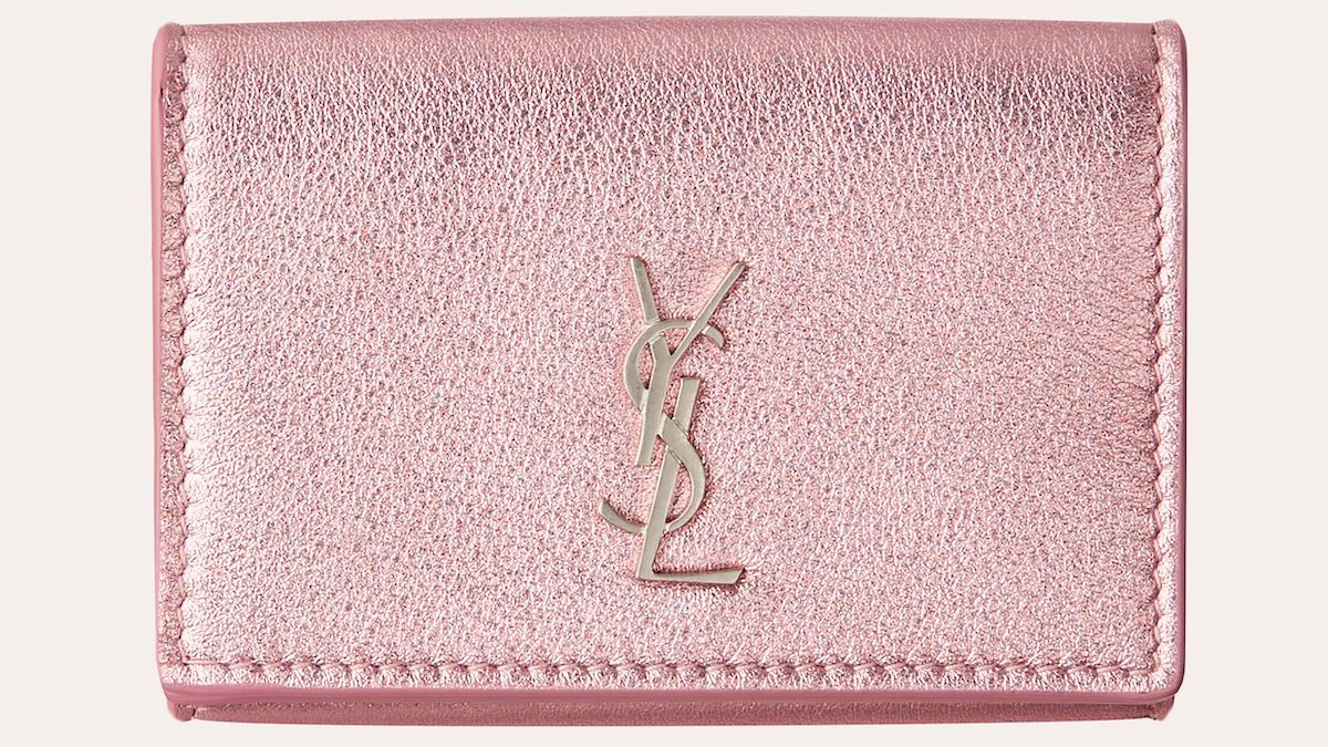日本限定のメタリックピンクで新年の幕開けを。サンローランの三つ折り