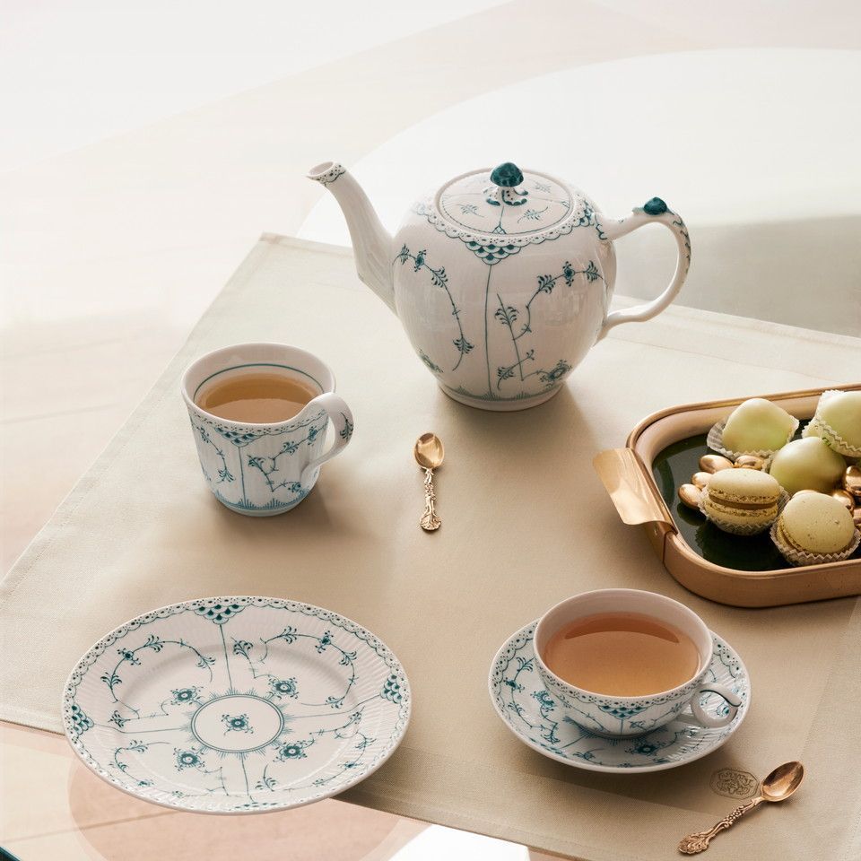 ロイヤル コペンハーゲンに新色「エメラルドグリーン」が登場。伝統の