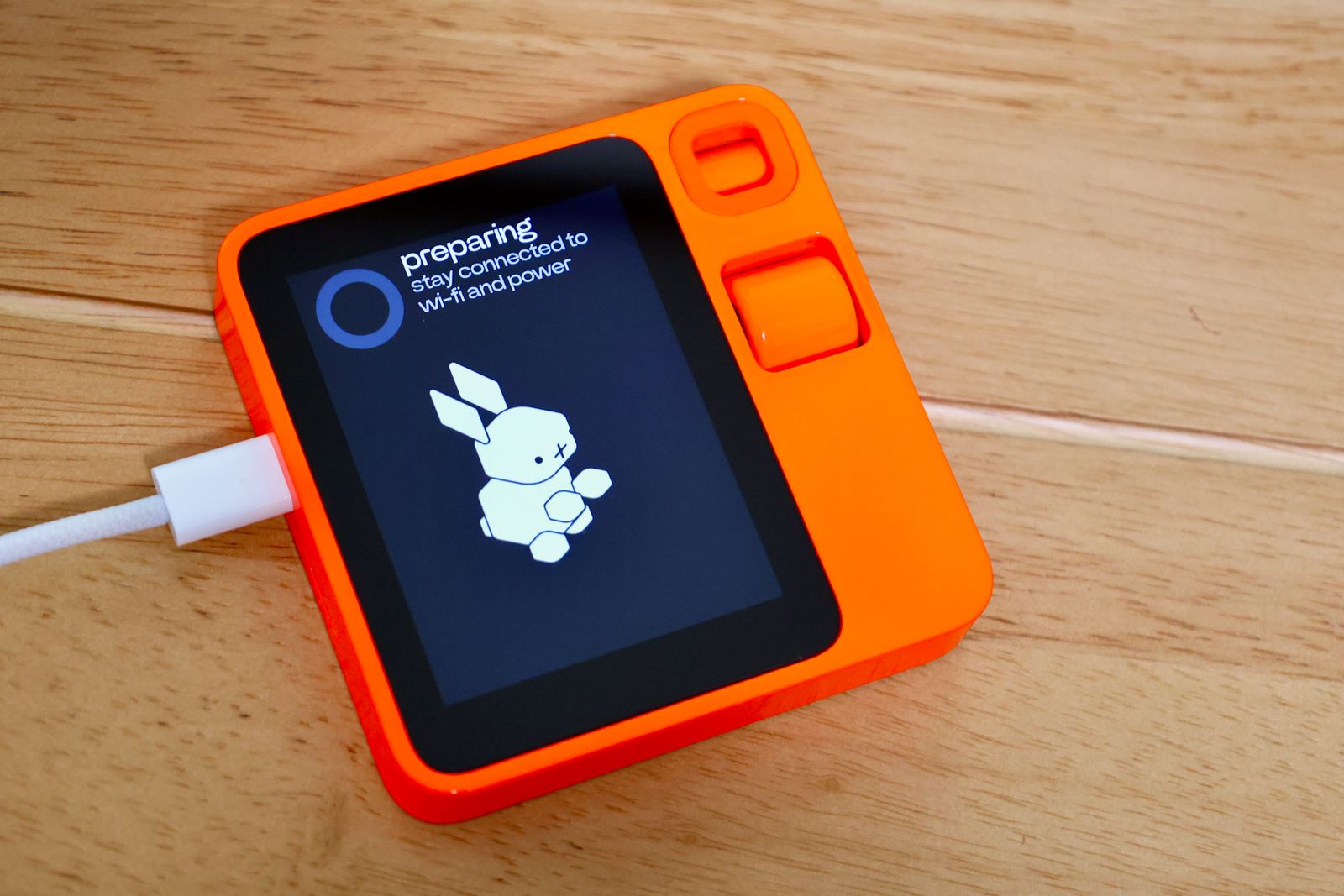 rabbit r1」日本語版レビュー：実用的ではないが“未来”を体感できる