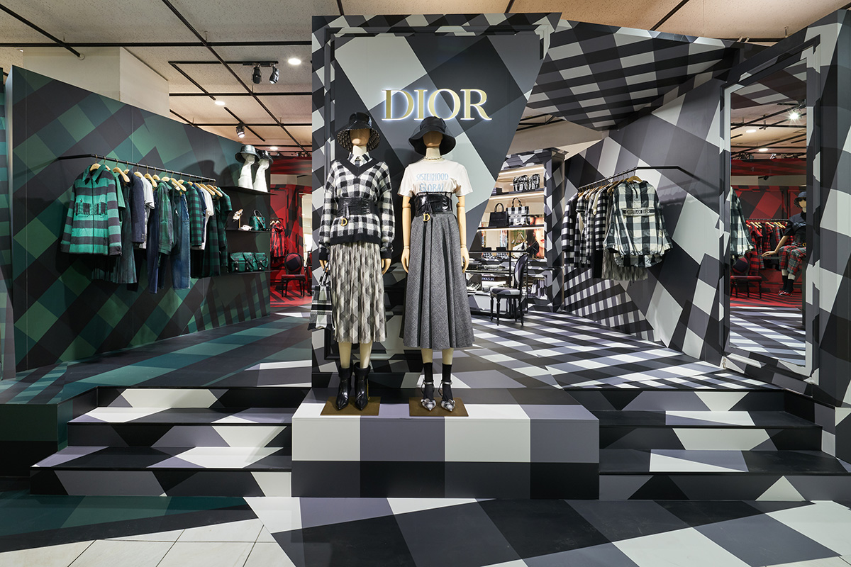 ディオール」が伊勢丹をジャック トレンドのチェック柄をまとった新木