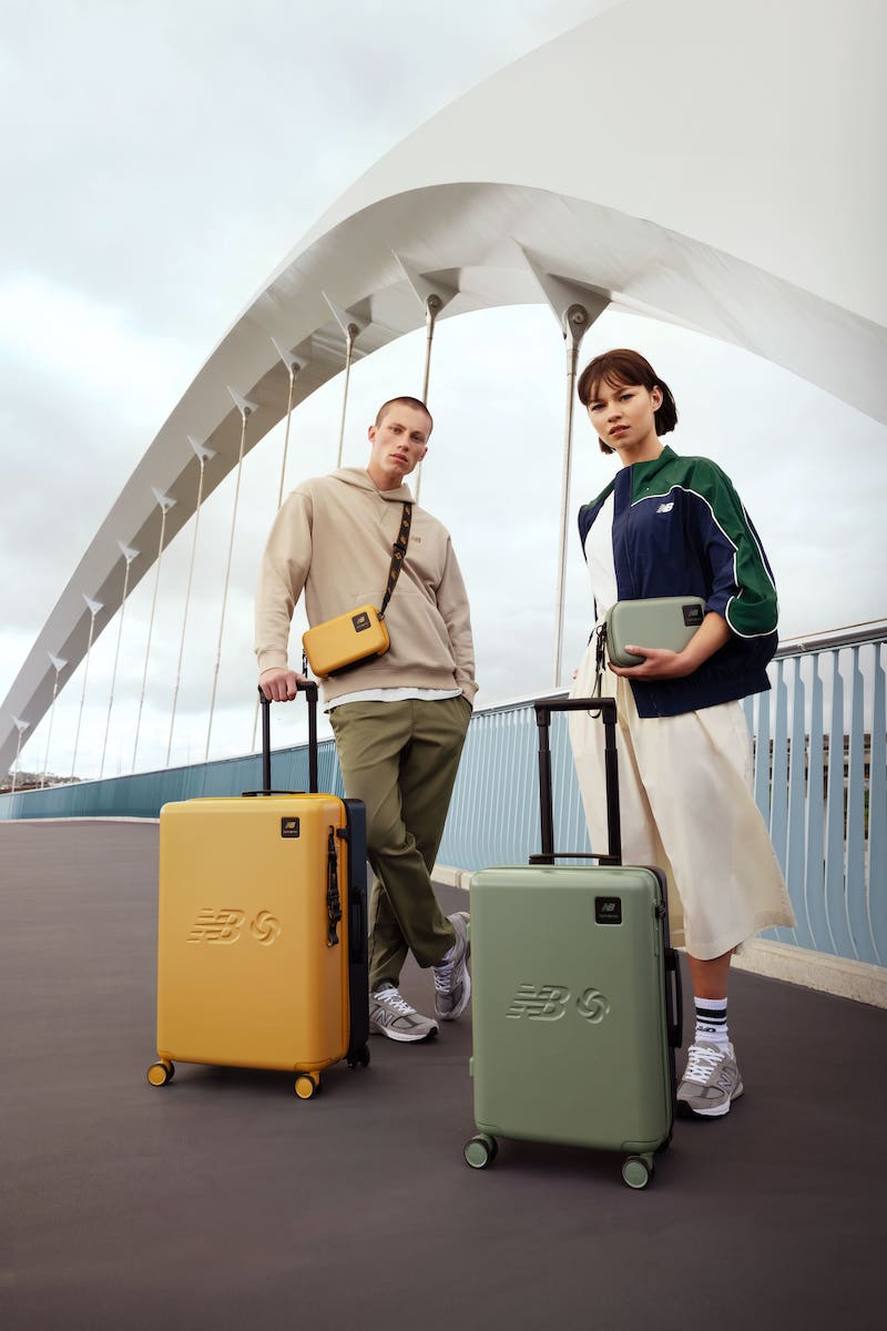 サムソナイト」と「ニューバランス」がコラボ ツートーンデザインの