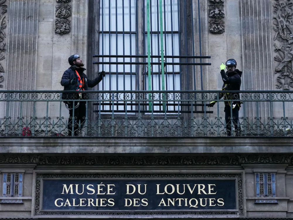 ルーブル美術館、「約束通り」侵入経路の窓に格子を設置。窃盗事件を
