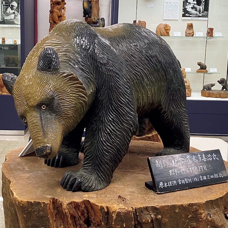 熊の木彫り 置物