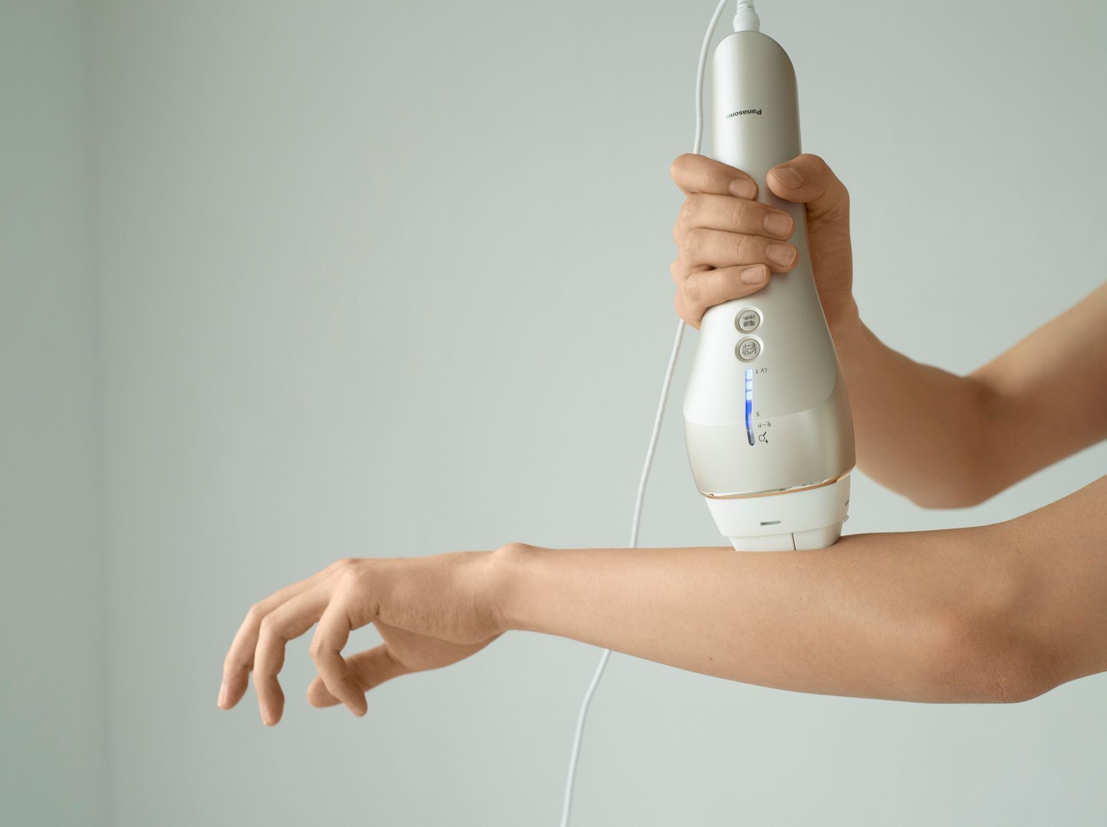 光エステ」でツルツル肌を目指せ！──連載：GQ GEAR ガチテスト Vol