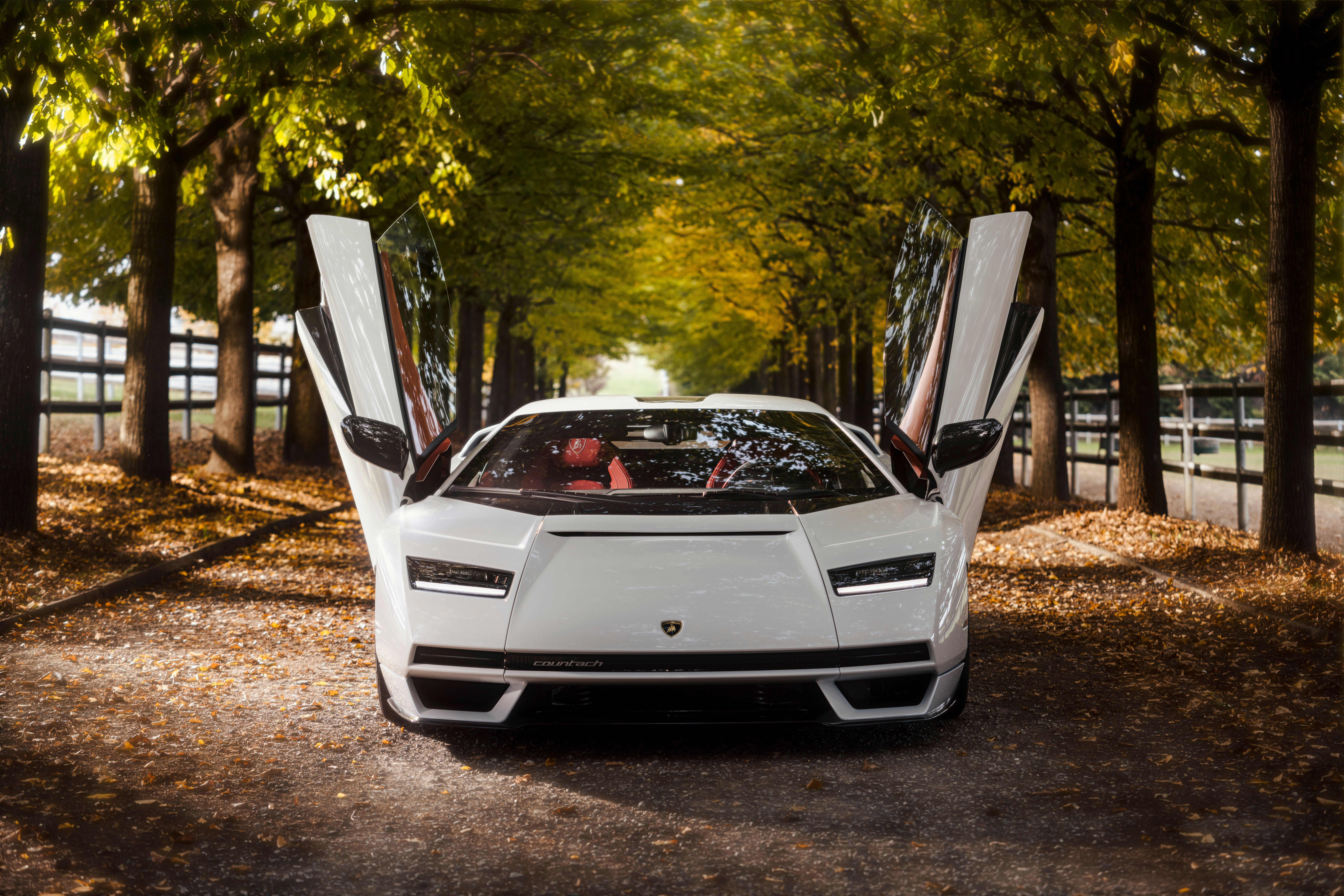 現代に蘇った“カウンタック”に乗った！ 新型ランボルギーニ