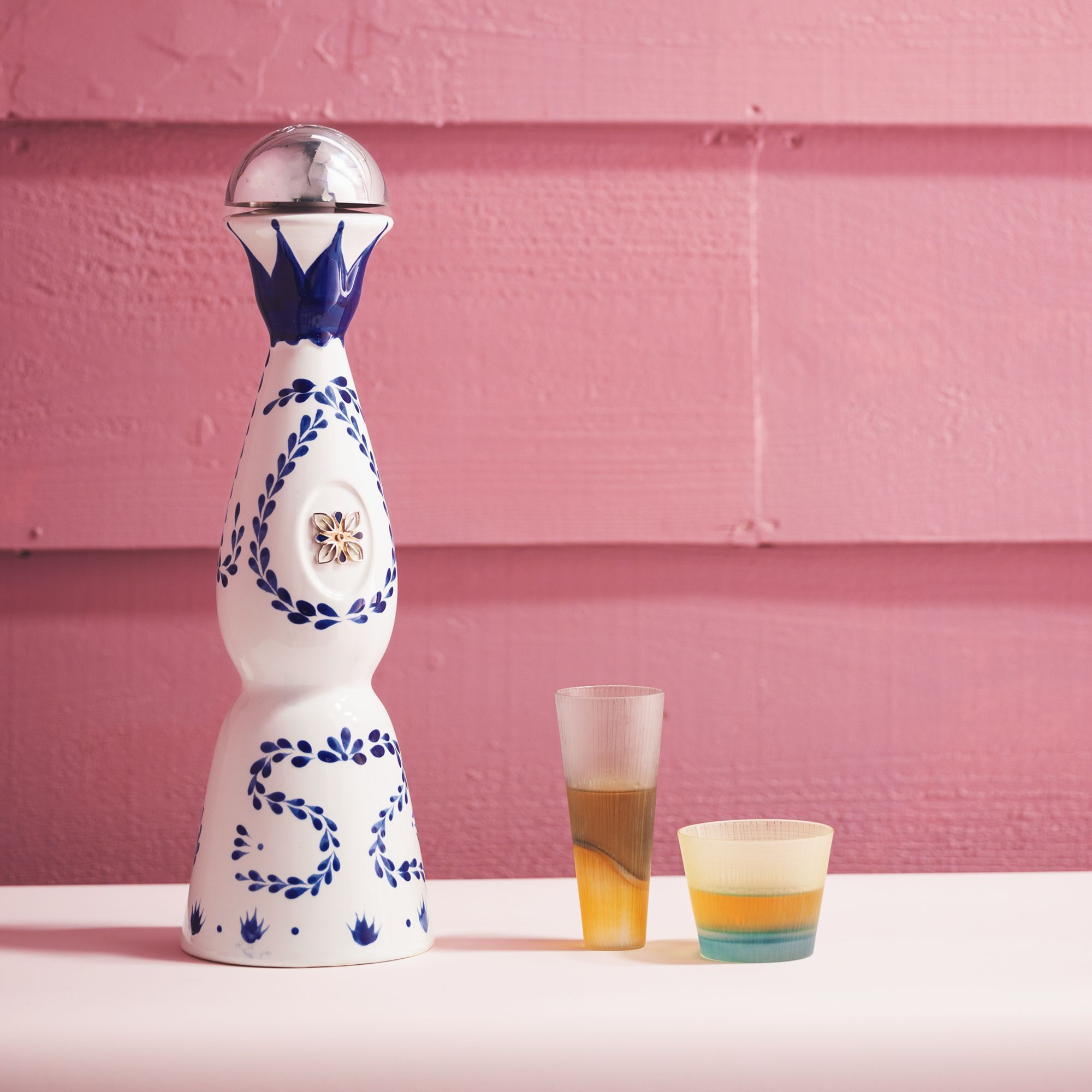 陶器のボトルが美しいテキーラとカラフルなグラスで、大人のパーティー