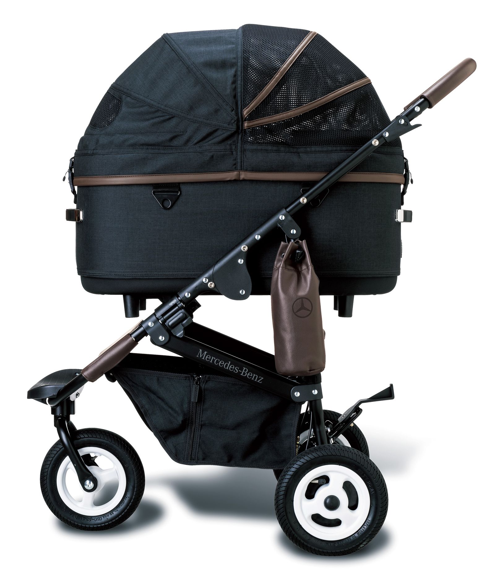 年末年始の移動も快適に──メルセデスのペットアイテムを厳選！ | GQ