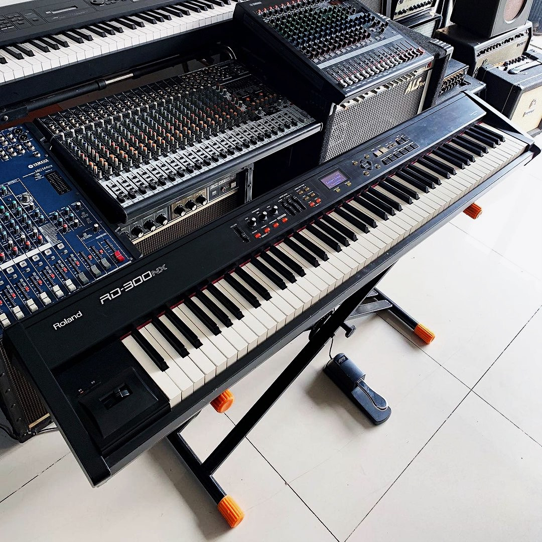 Roland RD300NX ROLAND RD300NX（ケース&付属品セット）ステージピアノ