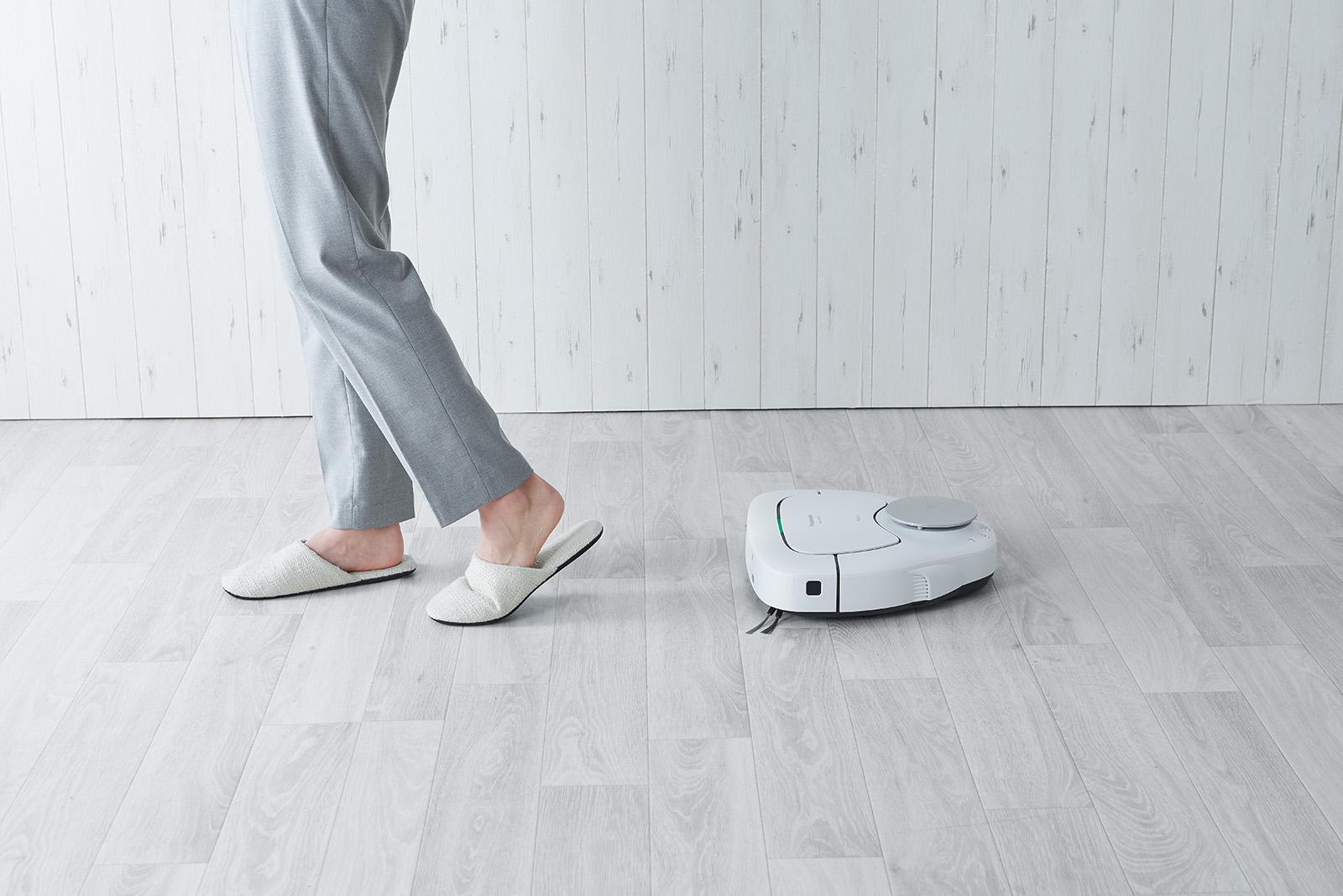 おいで〜。人間の後をついてくるロボット掃除機、新型ルーロ｢MC