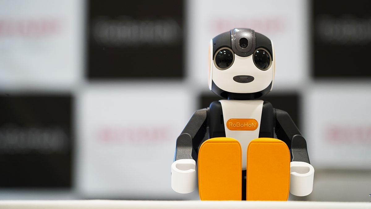 シャープの新型ロボホン「2020年度末までに3万台」、家族・法人向けに