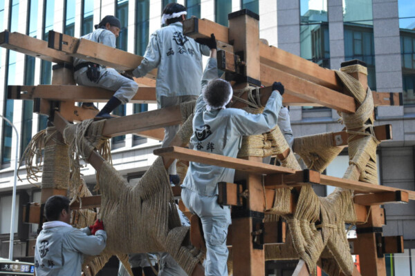 祇園祭は「山鉾建て」も見逃すな！巨大な山鉾を超絶技巧で組み上げる