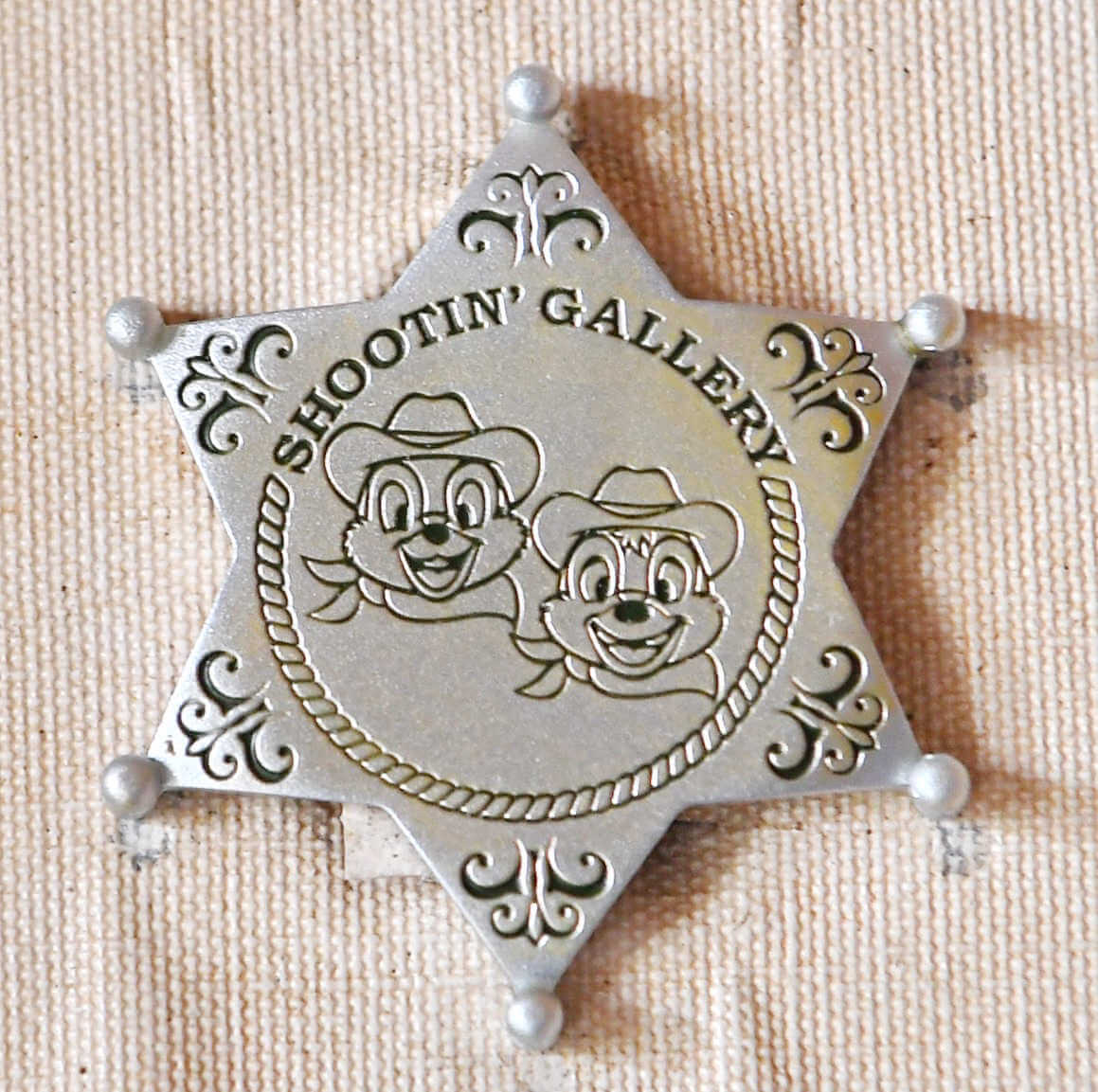 チップ&デールの保安官バッジがもらえる！東京ディズニーランド