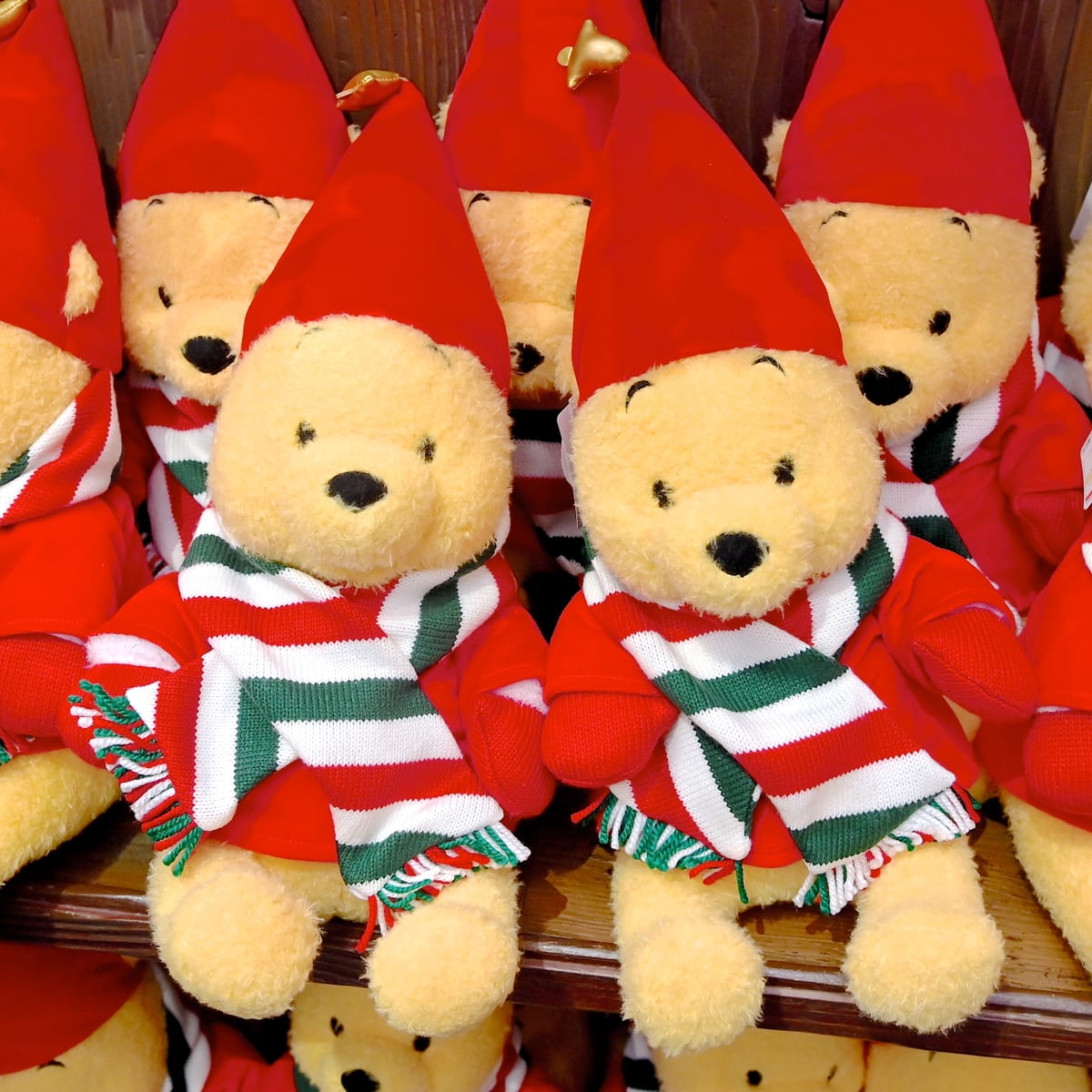 プーさんのぬいぐるみ(サンタのカチューシャつき)