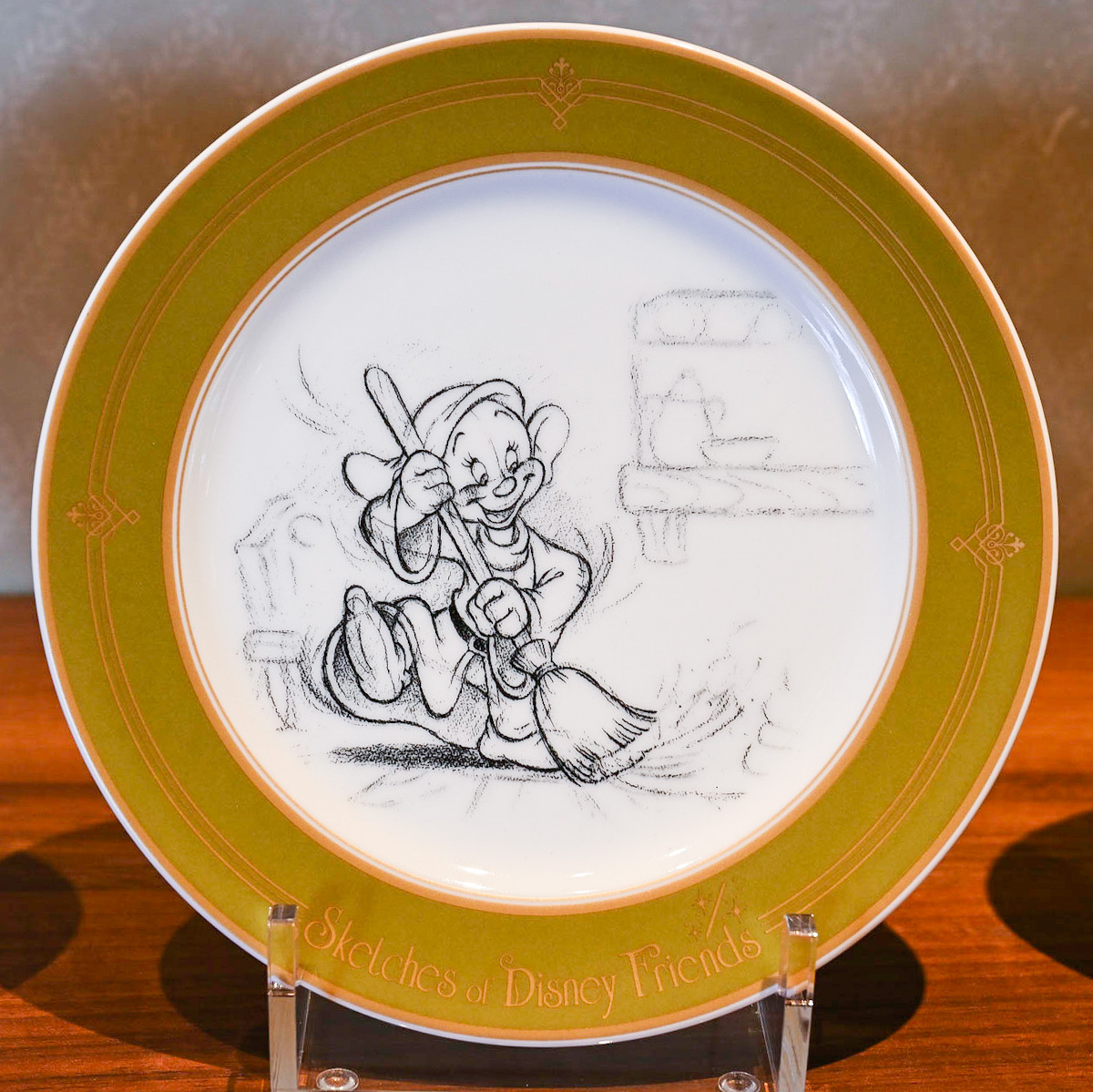 おしゃれなスケッチデザイン！東京ディズニーランド プレート -