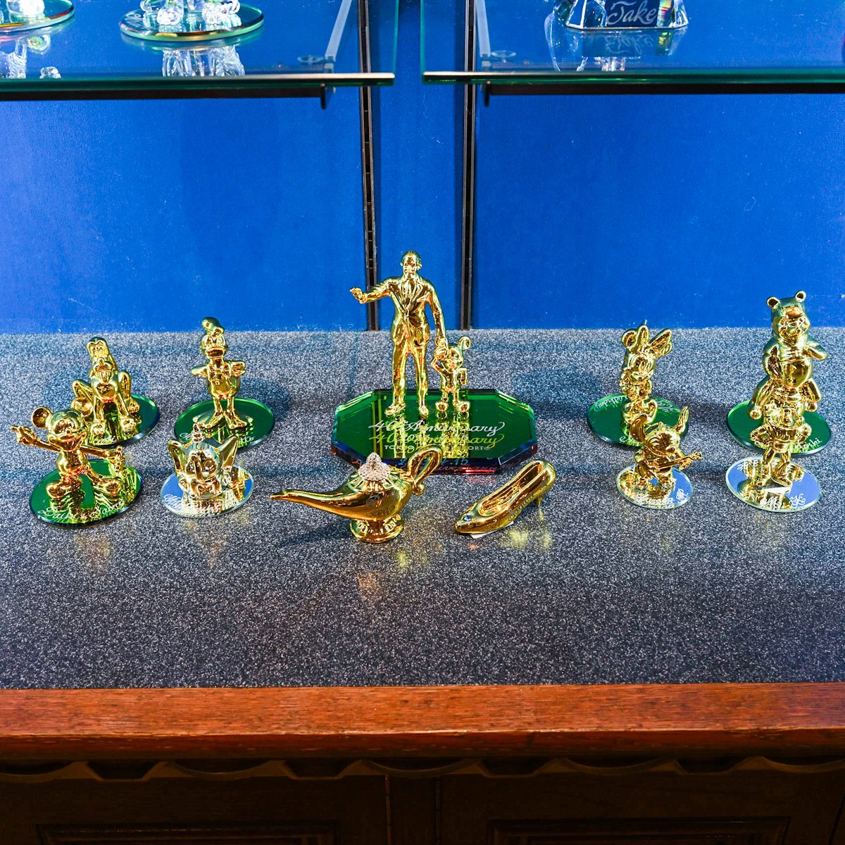 ゴールドカラーで登場！東京ディズニーランド「ガラスの靴」置物 -