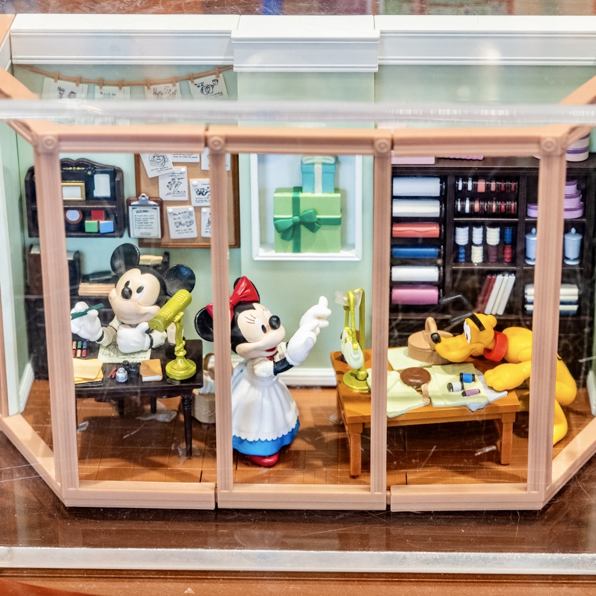 お仕事をしているミッキーたちのウィンドゥディスプレイを再現！東京