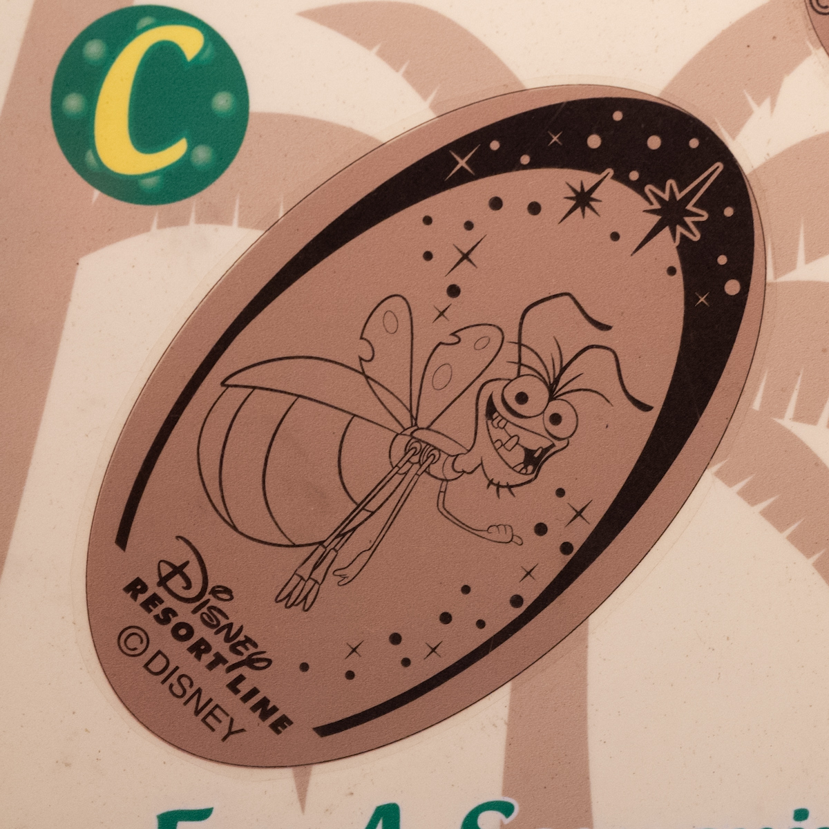 クリスマスのおもちゃに見立てられたミッキー＆フレンズデザイン