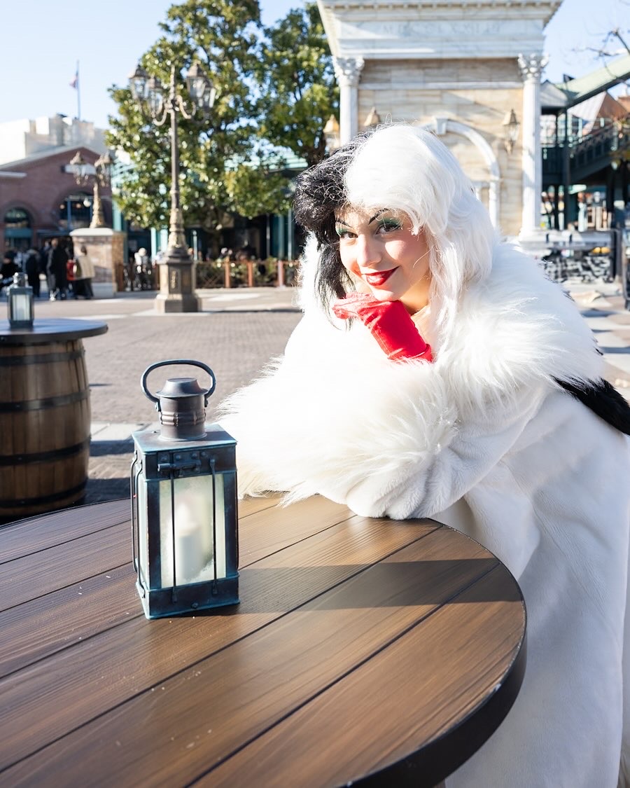 ファッショナブルな「クルエラ・ド・ヴィル」！東京ディズニーシー