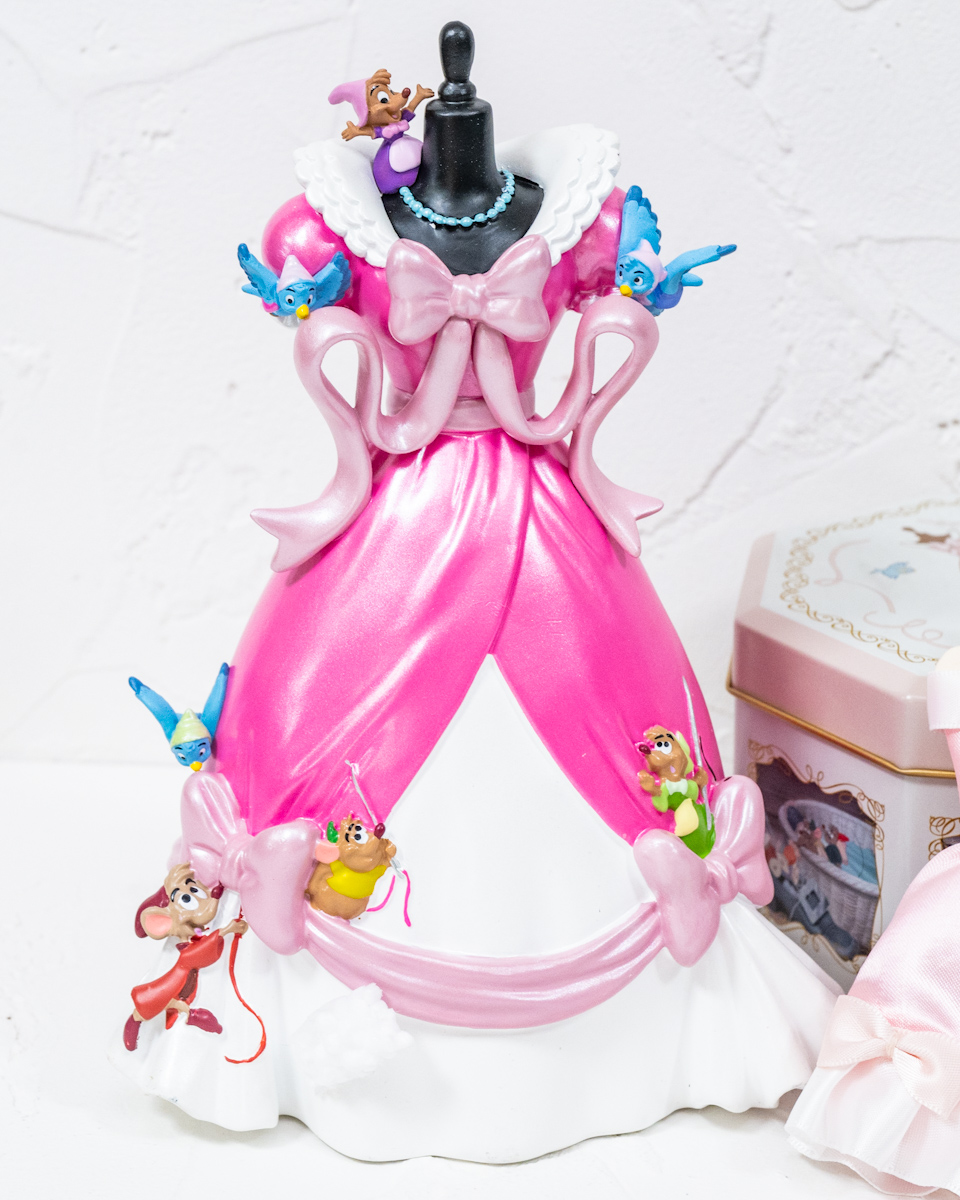 青い鳥やネズミたちがドレスをリメイクするシーンがモチーフ