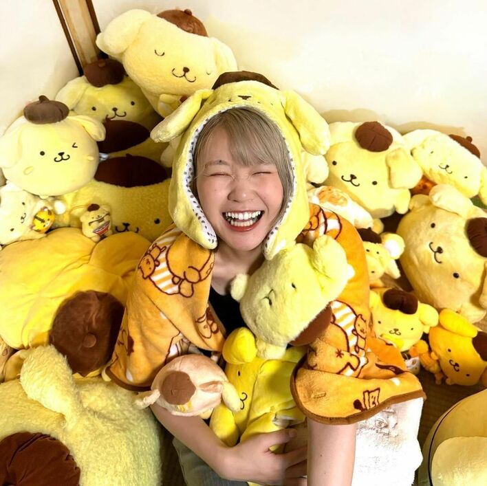 ハラミちゃん 愛するポムポムプリンに囲まれ「しあわせ〜」サンリオ