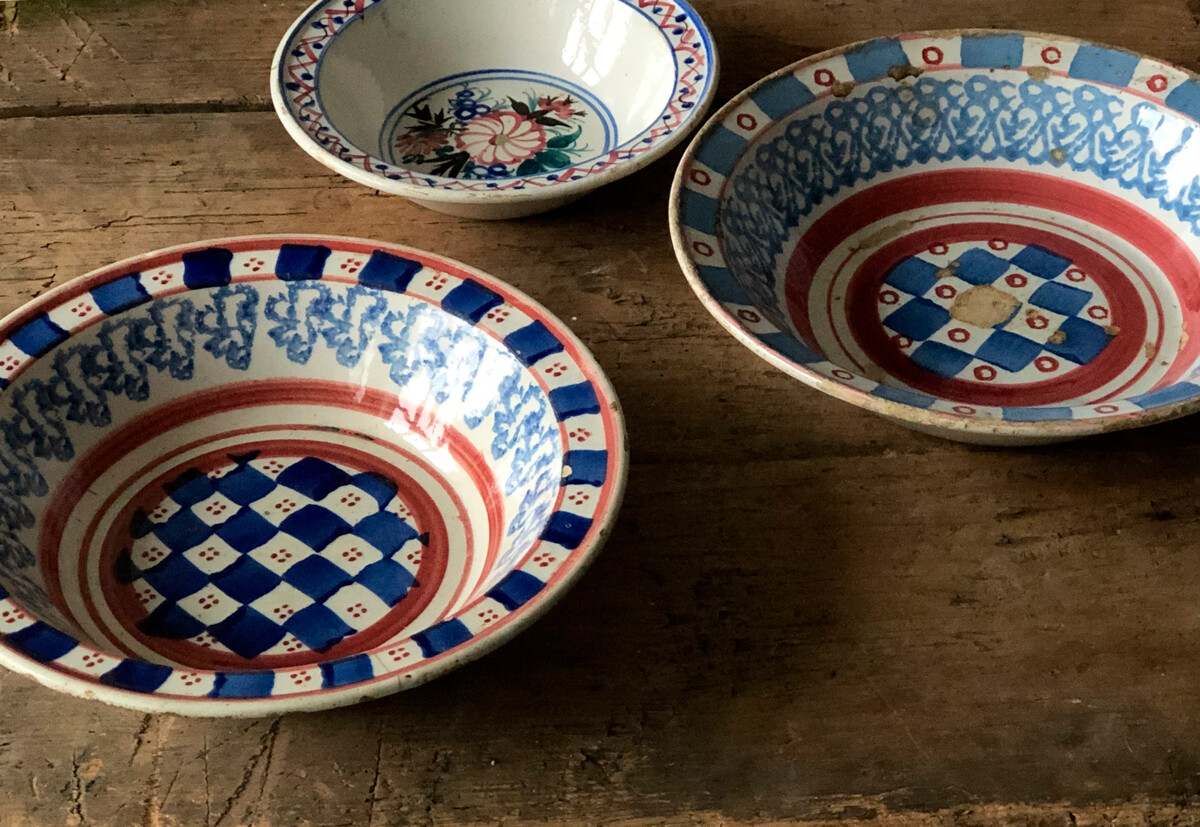 白地に藍色の「グジェリ」：ロシア伝統の陶器について知っておくべきすべて